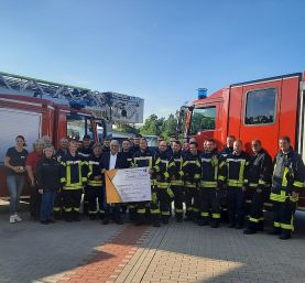 Feuerwehr Barby bei Scheckübergabe im Juni 2024